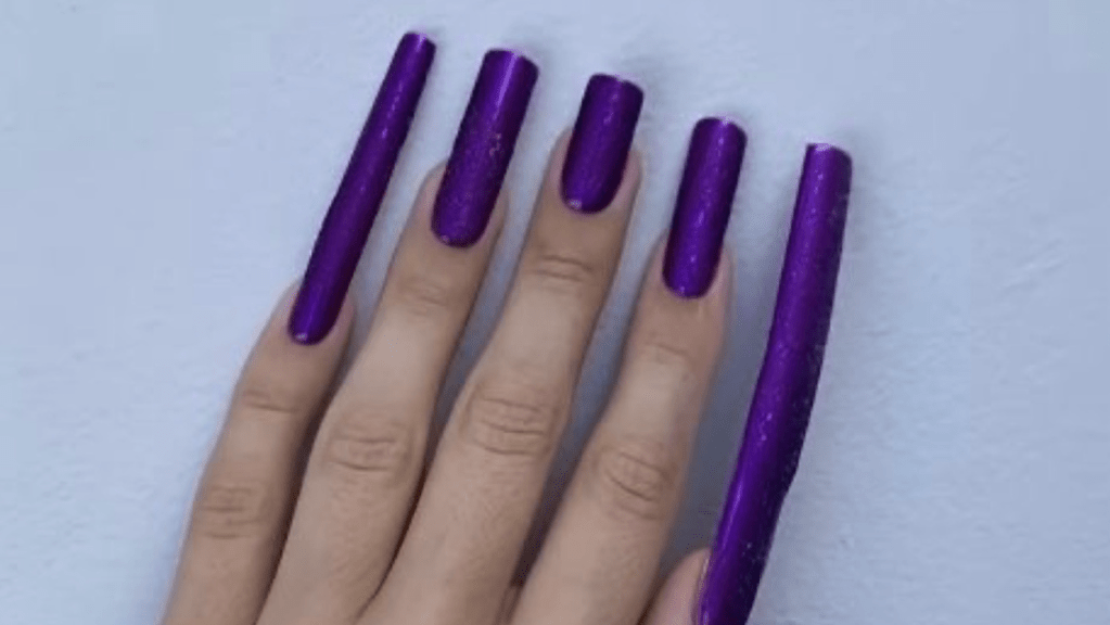 “Tenir par le bout des doigts” : Enquête exhaustive sur les rallongements d’ongles au&nbsp;chablon