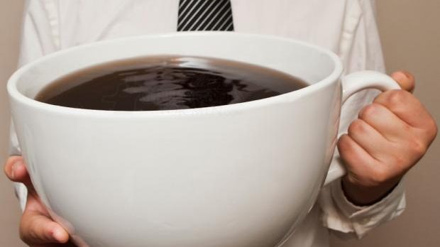 La corrélation intrigante entre la consommation de café soluble et l’émergence de théories complotistes : une analyse&nbsp;critique